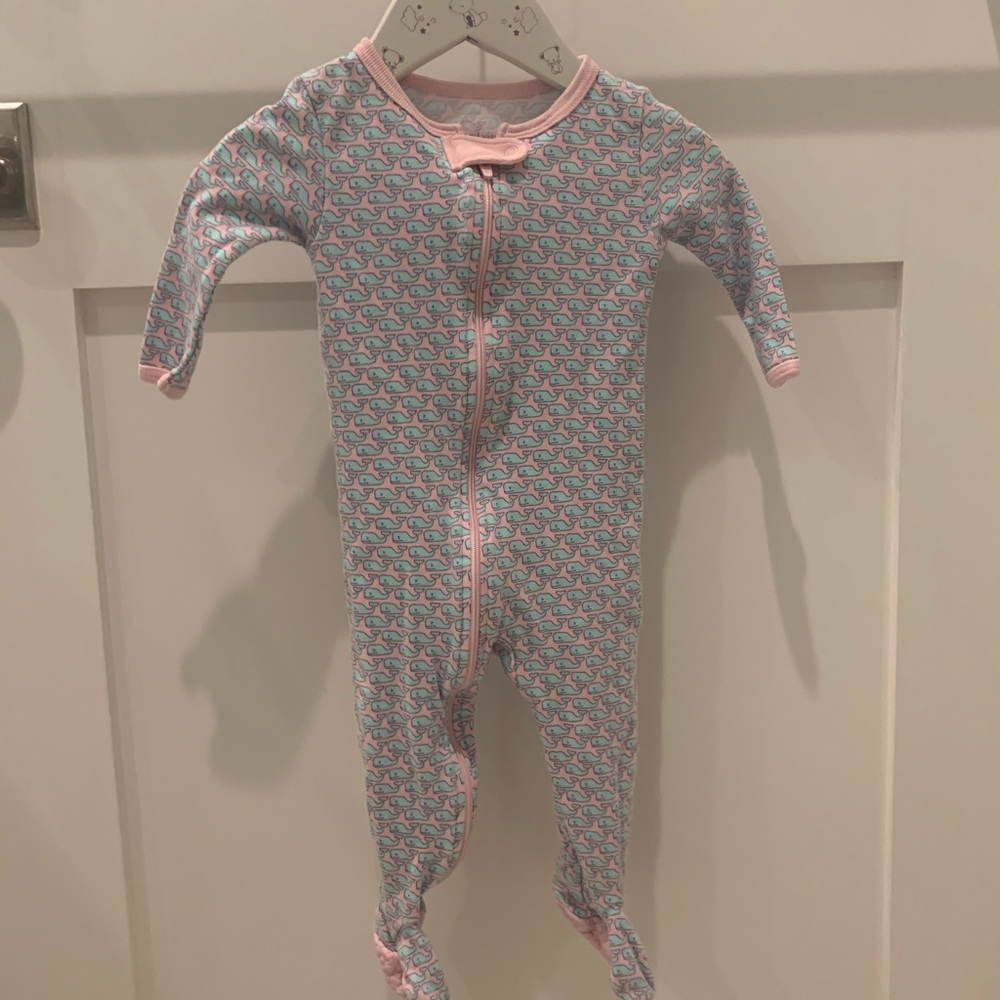 Vineyard vines 6-12 month footie pink blue whales